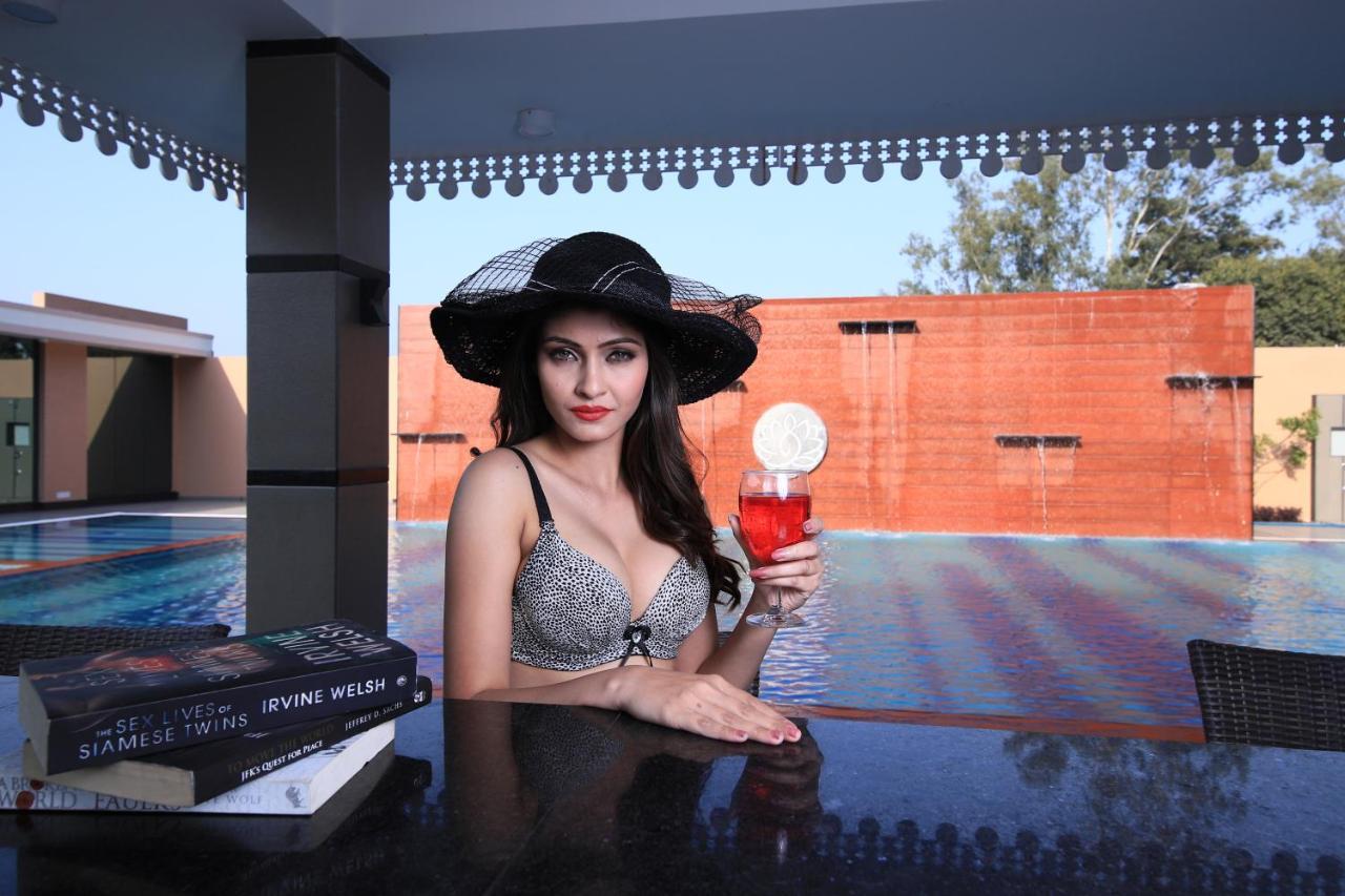 Aveo By Amatra, Gateway To Corbett Hotel Kashipur Bagian luar foto